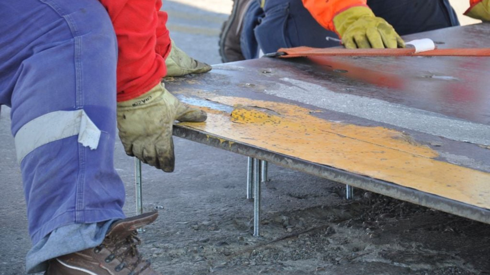 Realizan mantenimiento en el puente que cruza el Río Santa Cruz